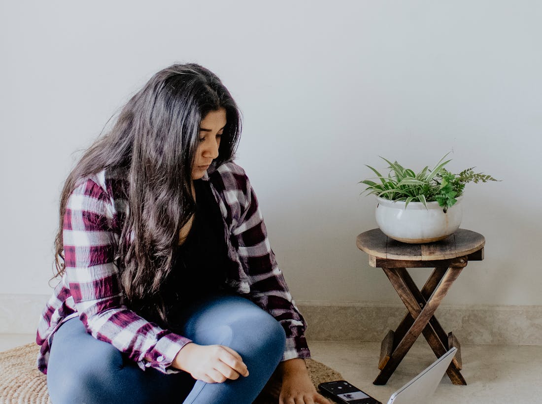Indian exporter working calmly from a warm home workspace